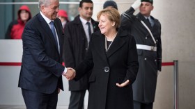 سلال يبحث الملف الليبي هاتفيا مع ميركل