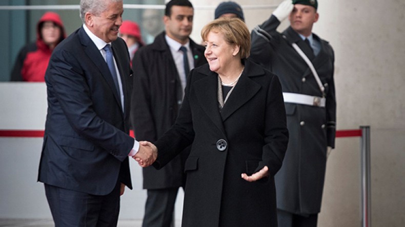 سلال يبحث الملف الليبي هاتفيا مع ميركل