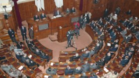 تحالفات ، انشقاقات ورشاوى لشراء الحصانة وراتب شهري بـ 30 مليونا