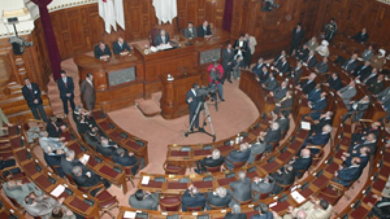 تحالفات ، انشقاقات ورشاوى لشراء الحصانة وراتب شهري بـ 30 مليونا