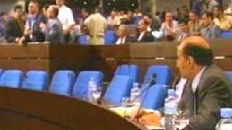 سيناتور متهم بالتهديد بالسلاح بسبب إزعاج نومه في رمضان