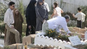 عائلات تجدد أحزانها يوم العيد وتزور الموتى بدل الأحياء
