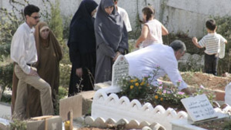 عائلات تجدد أحزانها يوم العيد وتزور الموتى بدل الأحياء
