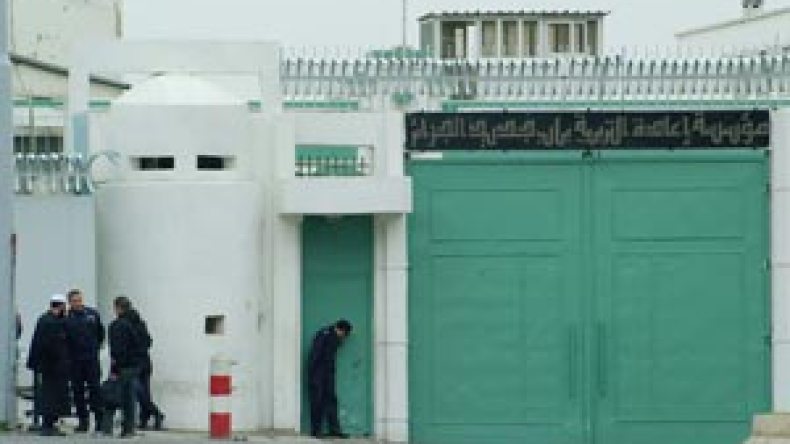 عجين وعلبة “قلب اللوز” لإثارة التمرّد والعصيان بسجن سركاجي