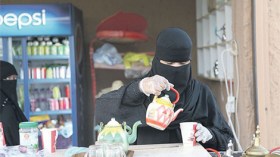 السعودية: متجلببات يقدمن القهوة والشاي في الصالونات لأول مرة