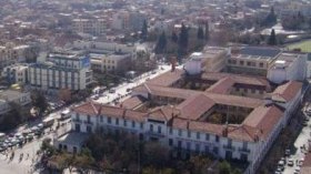 شابة تمزق شرايينها إحتجاجا على طرد عائلتها من شاحنة حولتها الى مسكن