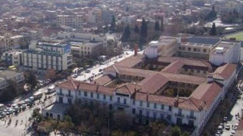 شابة تمزق شرايينها إحتجاجا على طرد عائلتها من شاحنة حولتها الى مسكن