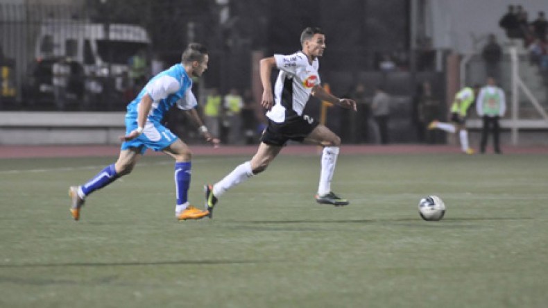 الرائد يعمق الفارق.. والزرقاء تشتكي التحكيم