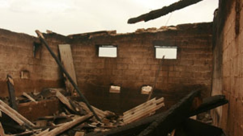 المشادات‮ ‬سببها‮ ‬الجدار‮ ‬الفاصل.. النساء‮ ‬فرت‮ ‬في‮ ‬كل‮ ‬الاتجاهات‮ ‬والأهالي‮ ‬هجروا‮ ‬الدوار