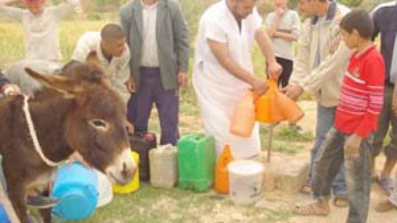 مواطنون بتيزي وزو والجلفة يضرمون النار ويقطعون الطرقات بسبب أزمة المياه