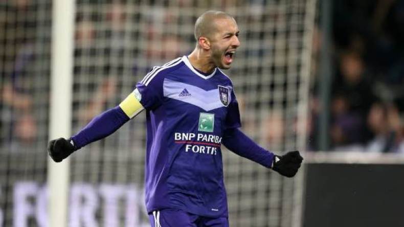 أغبياء يشتمونه ثم يُهرولون بِذُلٍّ لإلتقاط صورة ذاتية معه