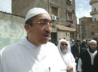 Algeria: Imam acquitted of praising terrorism