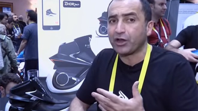 جزائري يبتكر أول حذاء ذكي في العالم (فيديو)