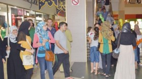 شدة الحرارة تدفع العائلات إلى التسوّق ليلاً