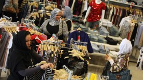 المدمنات على التسوق.. إنفاق الملايين من جيب الأزواج!