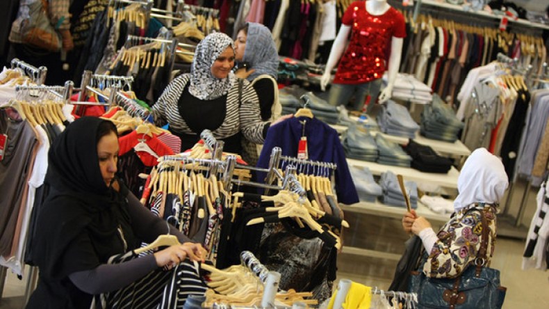 المدمنات على التسوق.. إنفاق الملايين من جيب الأزواج!