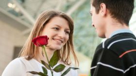 لا تطلبي منه الاهتمام.. أرغميه على ذلك!