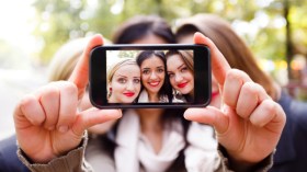 يلتقطن آلاف الصور الذاتية بحثا عن الأجمل لعرضها على شبكات التواصل