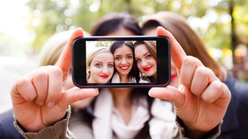 يلتقطن آلاف الصور الذاتية بحثا عن الأجمل لعرضها على شبكات التواصل