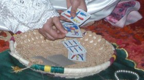 “شوافات” يجمعن الملايين بالتحايل على النساء اليائسات”