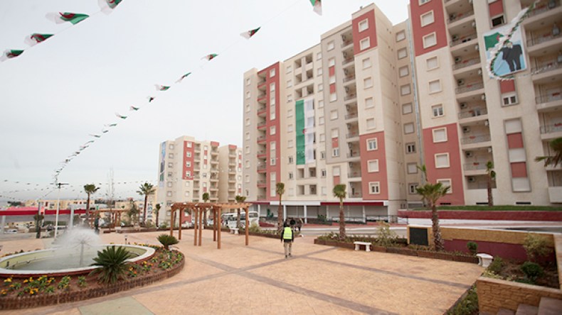 مكتتبو الترقوي العمومي بسيدي عبد الله يحتجون أمام وزارة السكن