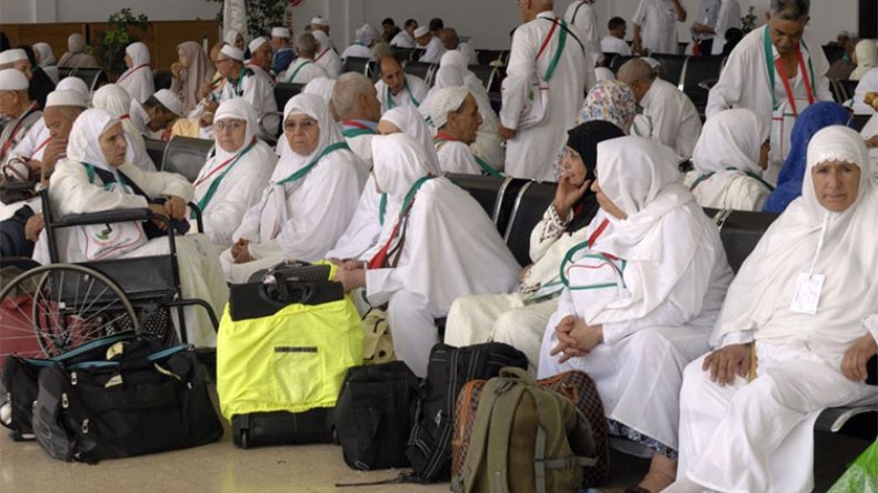 حجاج سيدي بلعباس يحتجون على “النصب” أمام مقر الولاية