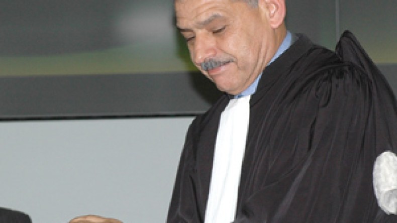 سيليني  يبحث  عن  العهدة  الرابعة  و ” منشقون ”  ينافسونه  على  كرسي  النقابة