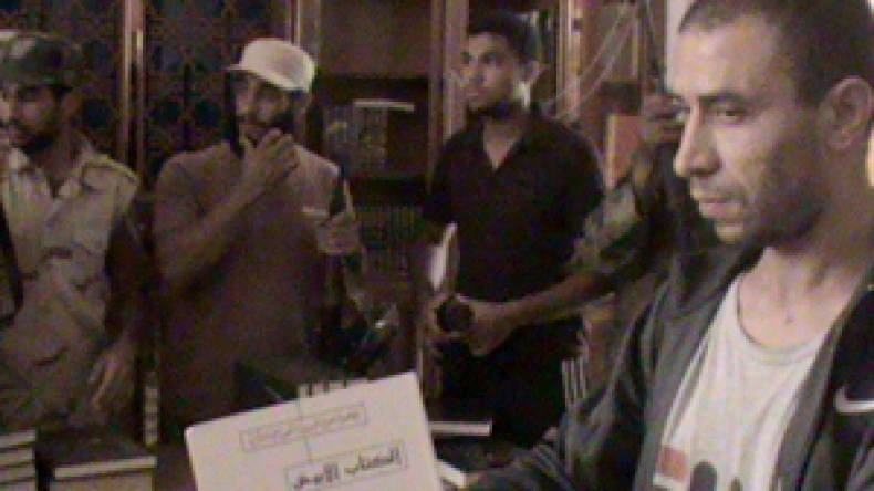 قناصات القذافي يقصفن الثوار على أسوار سرت
