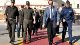 الرئيس المصري يحل بالجزائر في زيارة عمل