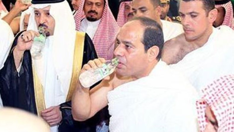 عبد الفتاح السيسي يثير جدلا بأدائه مناسك العمرة