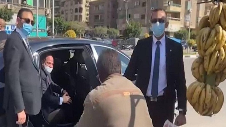 بالفيديو.. السيسي يكتشف مأساة لبائع متجول في القاهرة