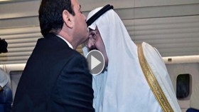 السيسي يُقَبّل رأس العاهل السعودي أثناء استقباله