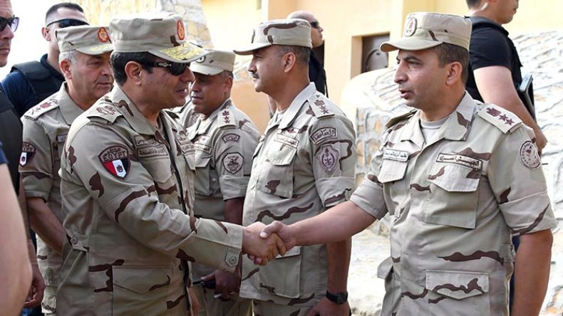 السيسي بالزي العسكري في سيناء