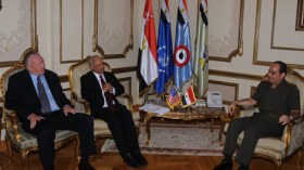 السيسي يتعهد لوفد صهيوني بالتخلص من “قيادات إخوانية” في الجيش