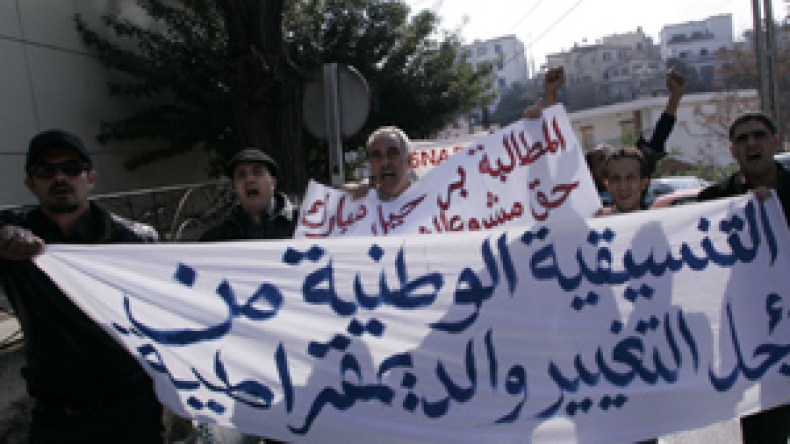 مصالح  الأمن  تمنع  وقفة  تضامنية  مع  المصريين