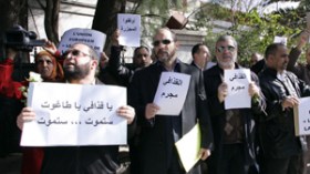 محتجون‭ ‬أمام‭ ‬السفارة‭ ‬الليبية‭ ‬يطالبون‭ ‬السفير‭ ‬بالاستقالة