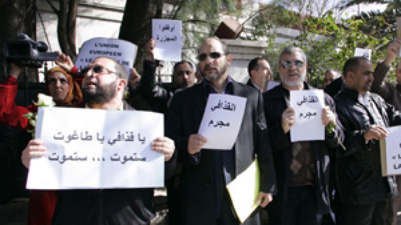 محتجون‭ ‬أمام‭ ‬السفارة‭ ‬الليبية‭ ‬يطالبون‭ ‬السفير‭ ‬بالاستقالة