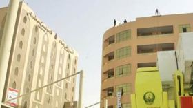 والي يصعد فوق سطح العمارة لمنع شبان من الانتحار