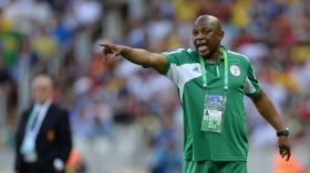 المدرب الذي قاد نيجيريا لإحراز الكأس الإفريقية 2013 يُفارق الحياة