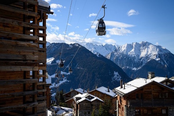 200 Britanniques en quarantaine s’évadent d’une station de ski suisse