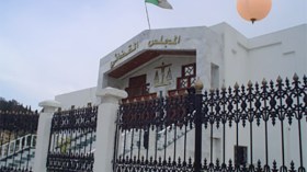 يرش حارس “باركينغ” بالبنزين ويحاول حرقه في سكيكدة