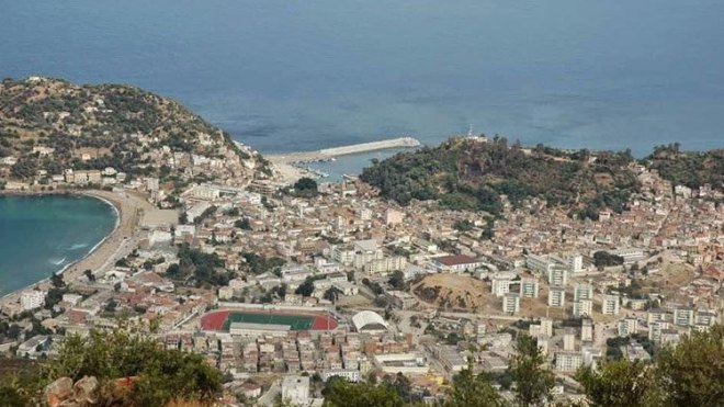 طالب سكن يقيّد نفسه بالسلاسل في باب البلدية بسكيكدة