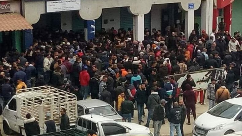 “شائعات” فيسبوكية تخرج مئات العاطلين إلى الشارع بسكيكدة