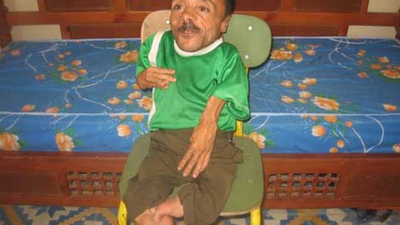 ثالث‭ ‬أقصر‭ ‬رجل‭ ‬في‭ ‬العالم‭ ‬يرغب‭ ‬في‭ ‬الزواج‭ ‬بمحجبة‭ ‬ويرفض‭ ‬الجامعية