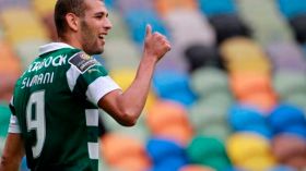 أنصار سبورتينغ يتهافتون لإلتقاط الصور مع سليماني