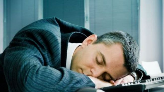 دراسة: قلة النوم قد تسبب تلفاً دماغياً