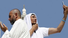 معتمرون يسارعون الى التقاط الصور وينسون مناسكهم!