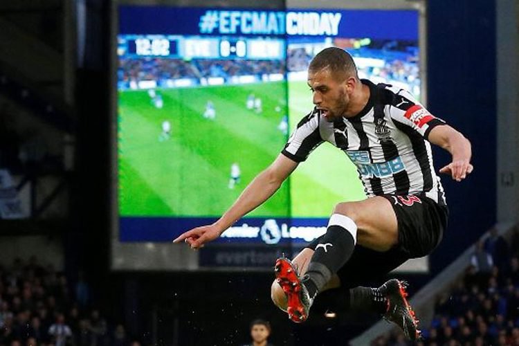Slimani: le corps en Premier league, l’esprit à Belcourt!  