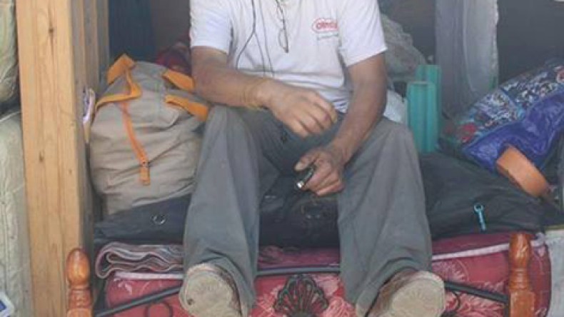 الفنان زباطة يعيش في عربة متنقلة في الشارع