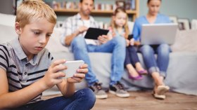 الهاتف الذّكي “يُذيب” العلاقات الأسرية!